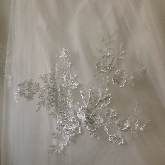 David Bridals wedding dress, size 12, never worn. - Picture 3 of 5